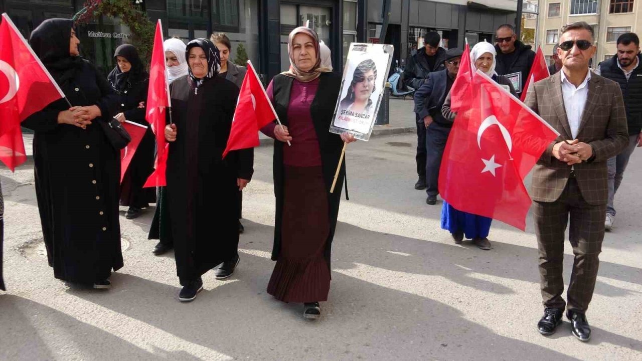 Van'da Evlat Nöbeti 112. Haftasında Sürüyor: Aileler Slogansız Eylem Yaptı
