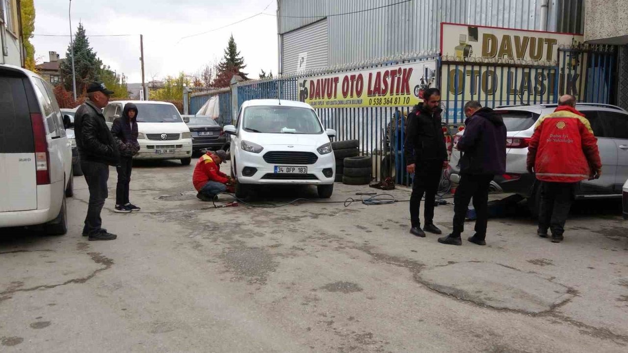 Van'da Kış Lastiği Mesaisi Başladı: Oto Lastikçilerde Yoğunluk