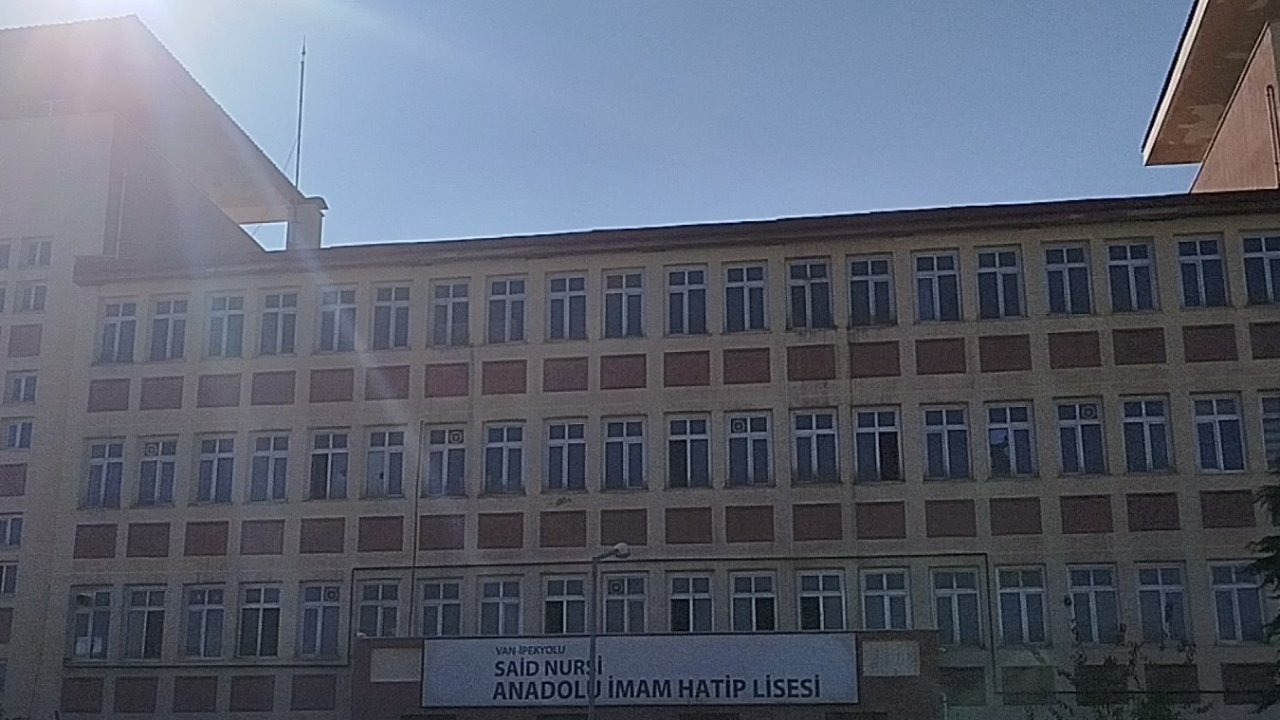 Van'da Lisede Gıda Zehirlenmesi Şüphesi: 5 Öğrenci Hastaneye Kaldırıldı