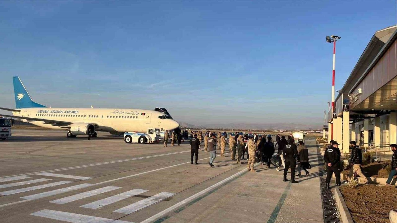 Van'dan 300 Afganistan Uyruklu Düzensiz Göçmen Sınır Dışı Edildi