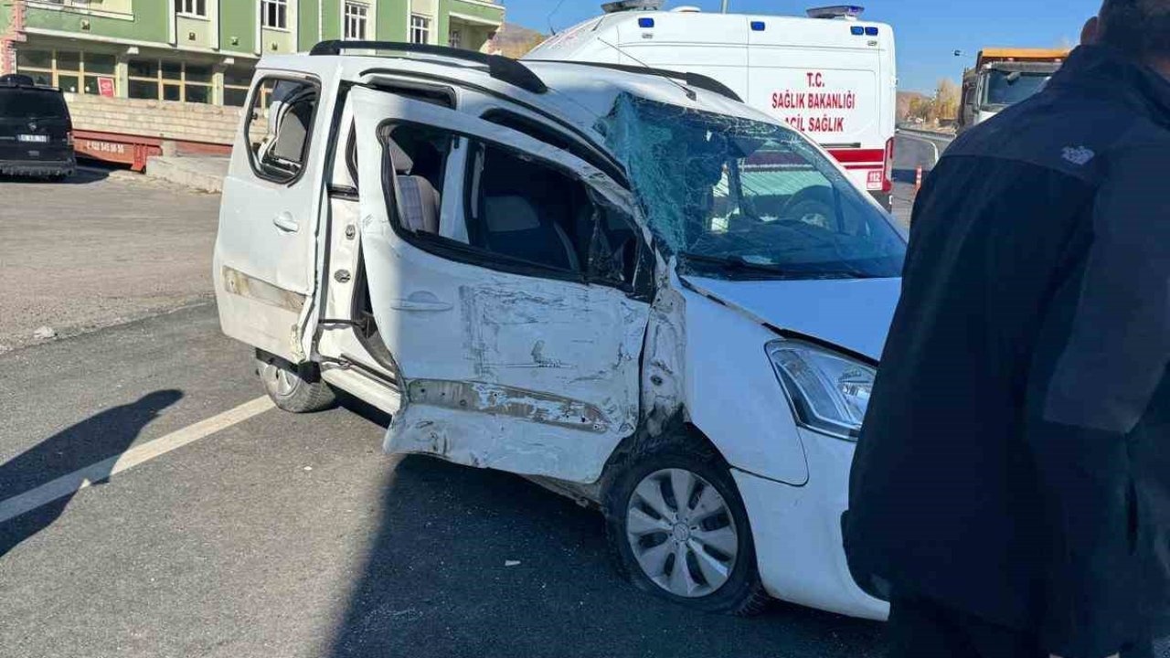 Van'ın Muradiye İlçesi'nde Trafik Kazası: 3 Yaralı