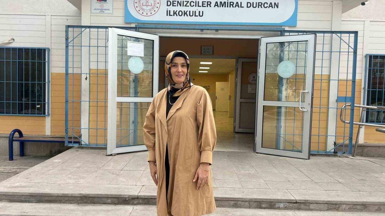 Vefanın Adı Esra Öğretmen: Mezun Olduğu Okulda Öğretmenine Sürpriz