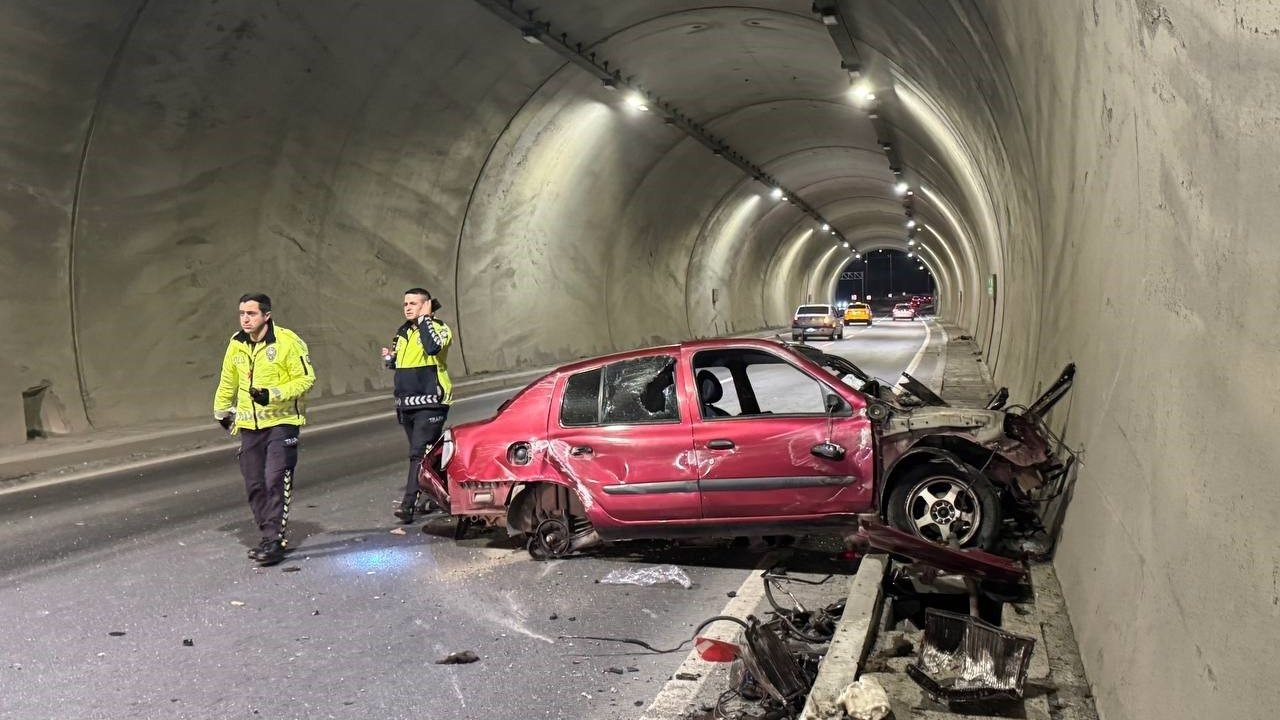 Zonguldak Tünelinde Korkunç Kaza: Otomobil Duvara Çarptı, Motoru Savruldu, 2 Genç Ağır Yaralı