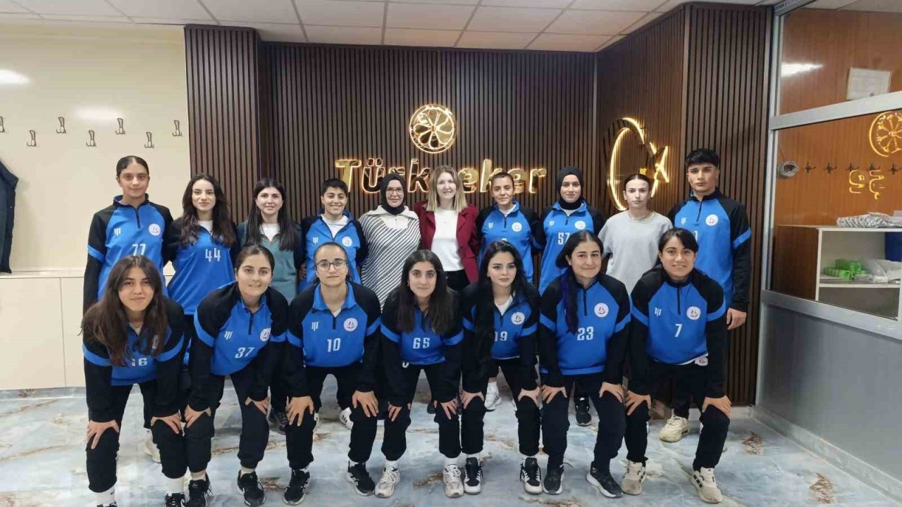 Ağrı’da kadın futbol takımına moral yemeği