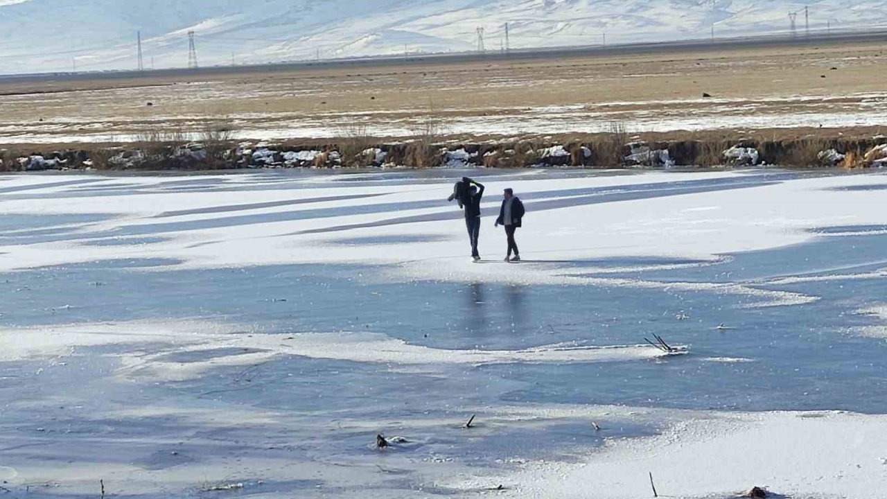 Ardahan’da Kura Nehri Dondu: Buzun Üzerinde Yürüyüş Keyfi