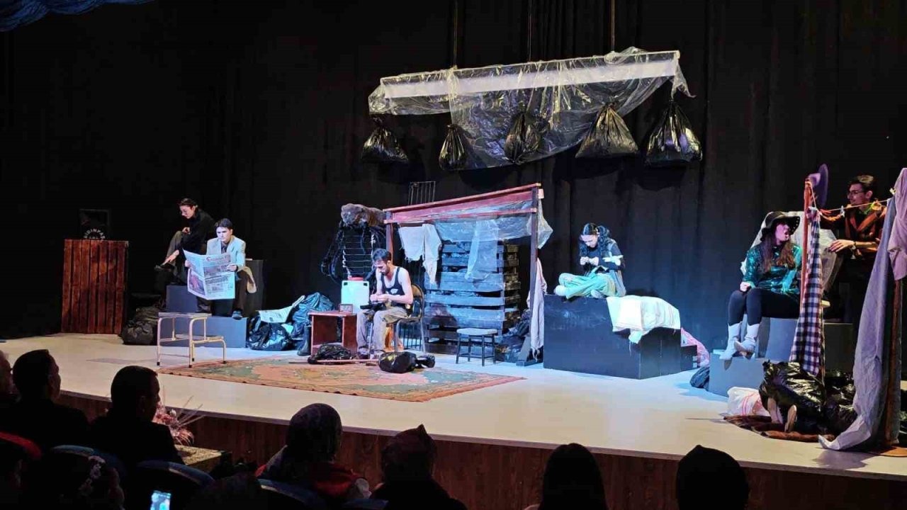 Aşkale’de Sanat Dolu Akşam: Bölge Birincisi "Mavi Kolye" Sahnelendi