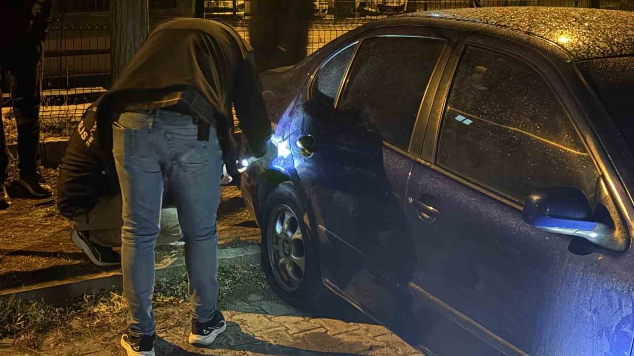 Aynı otoparktaki 5 otomobilin lastiğini kestiler