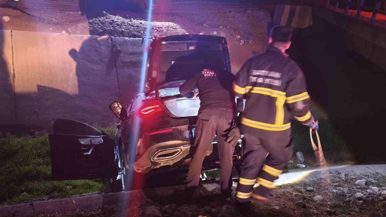 Batman’da otomobil su kanalına uçtu: 1 yaralı