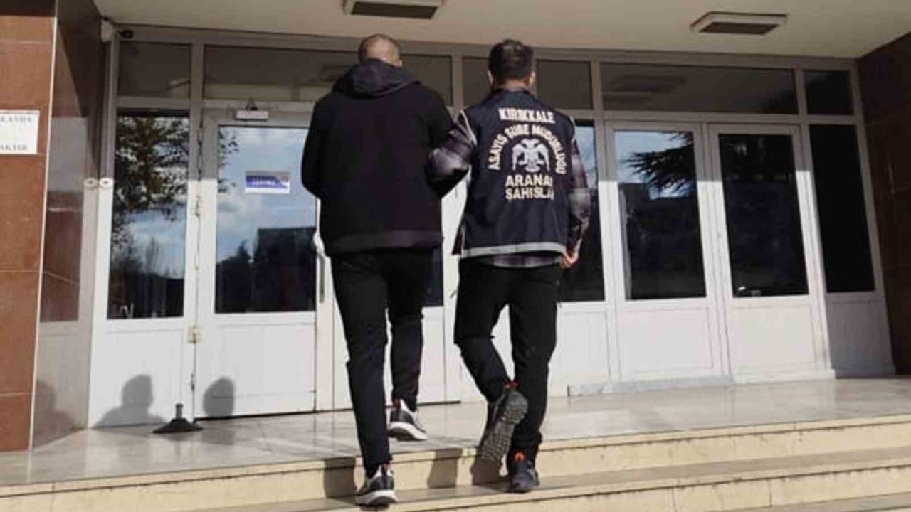 Bir yıldır aranan hükümlü, araç içinde güneşlikle yüzünü kameralardan gizlemeye çalışırken yakalandı