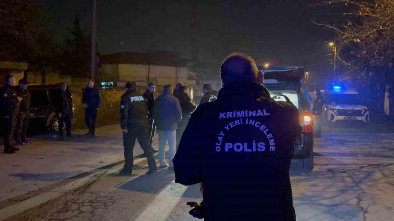 Caminin Yanındaki Bıçaklı Kavgada Yaralanan Genç Hastaneye Giderken Yakalandı