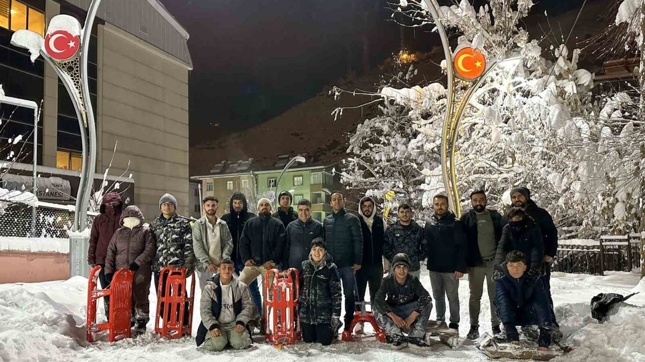 Çatak’ta Kar Tatili Coşkusu: İlçe Milli Eğitim Müdürü Öğrencilerle Kaydı