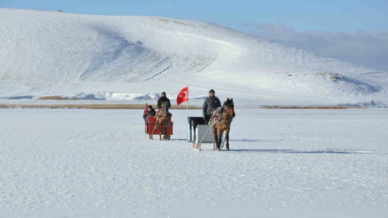 ❄️ Çıldır Gölü’nde Buzdan Sahne: Atlı Kızaklar Sezonu Halaylarla Açtı!