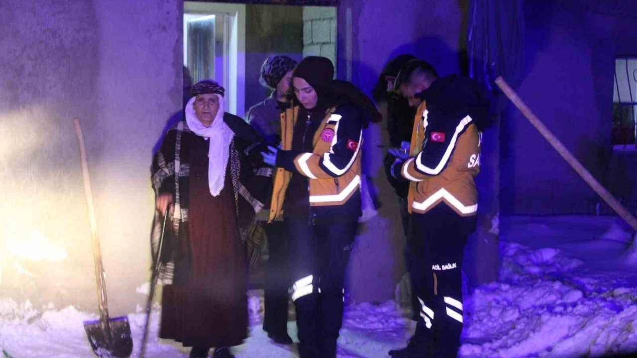 Diyadin’de Sağlık Seferberliği: 70 Yaşındaki Hasta Hastaneye Ulaştırıldı