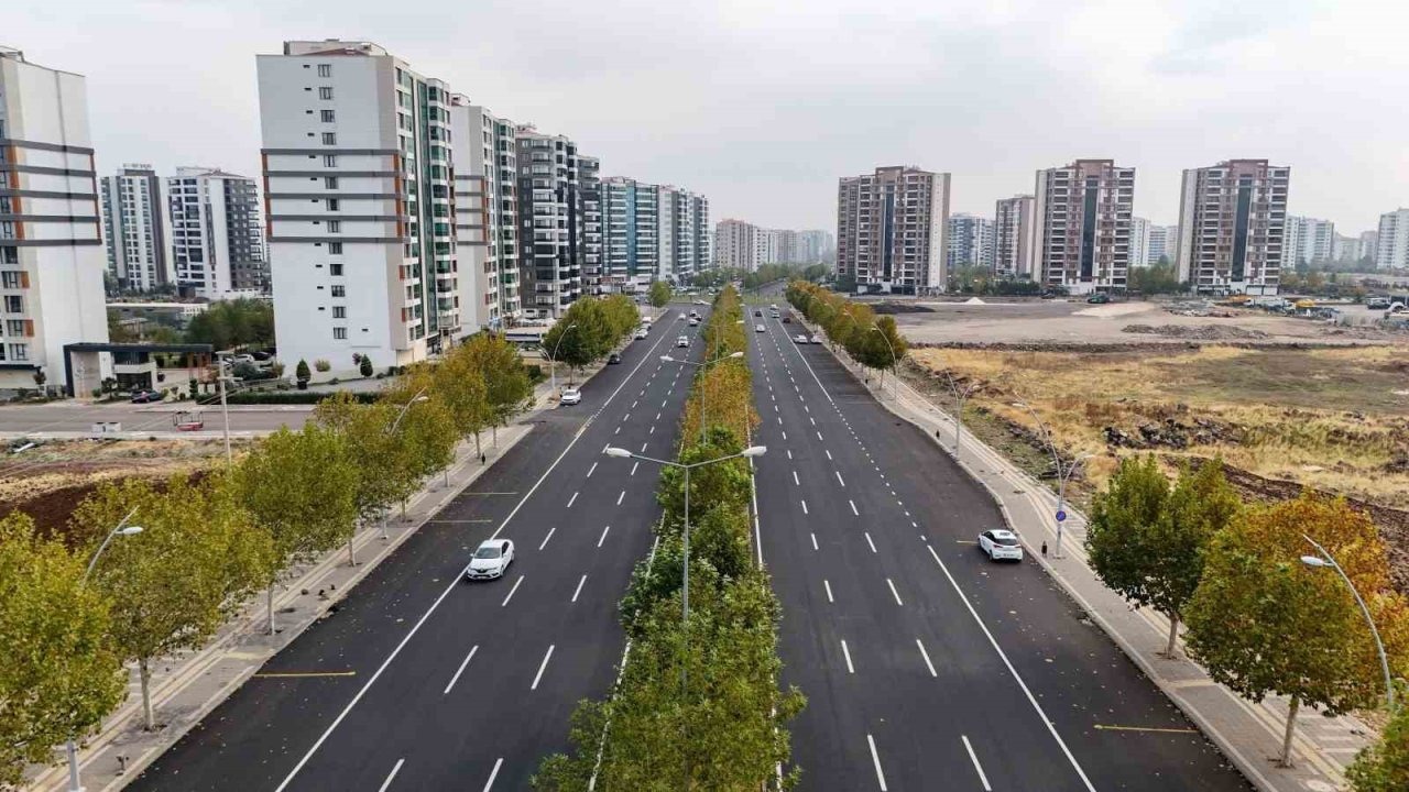 Diyarbakır’da 170 bin ton sıcak asfaltla kentin ana aksları yenilendi