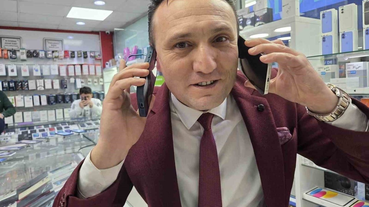 Döviz destesi masaya çıkınca telefoncu kendini tutamadı: Ağzı kulaklarına vardı