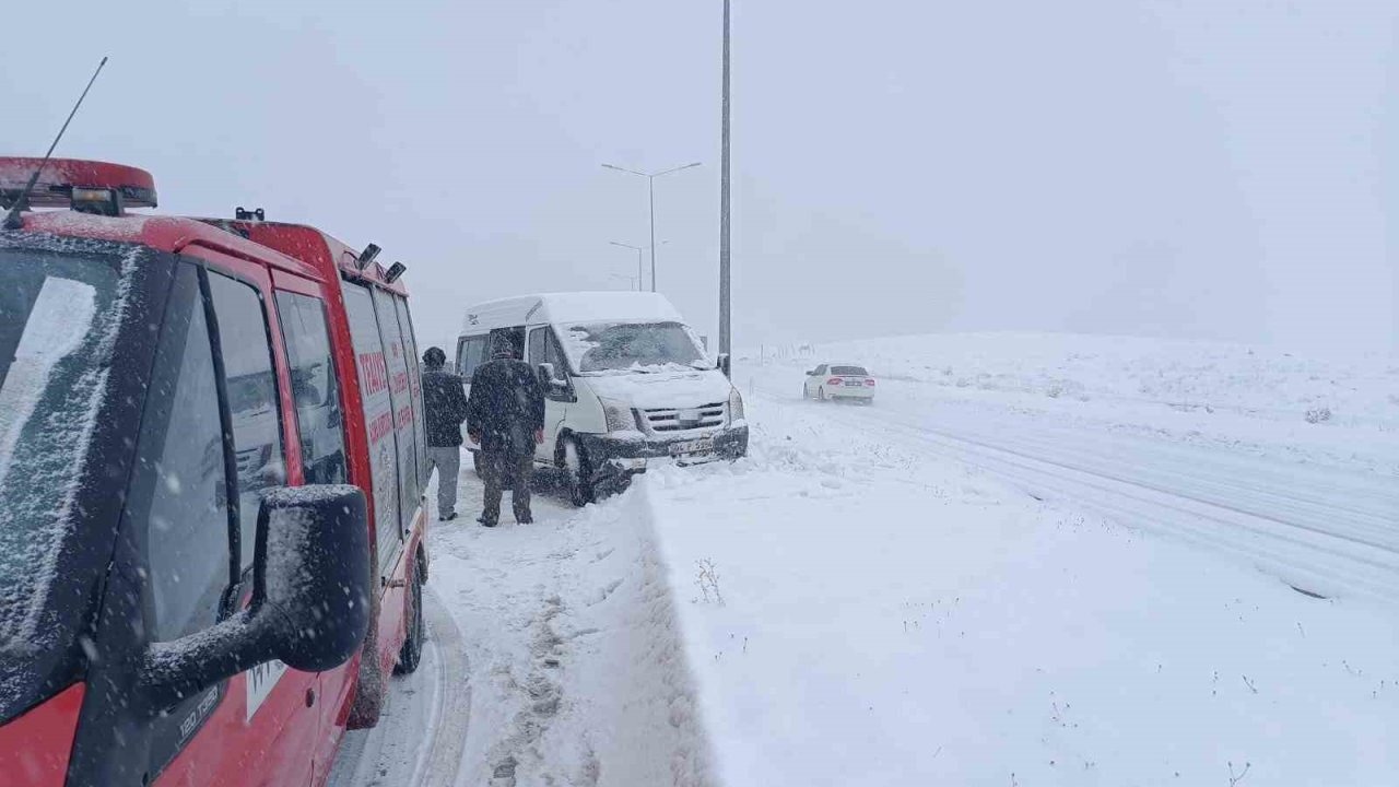 Erciş’te Minibüs Kaldırıma Çarptı: 3 Yaralı