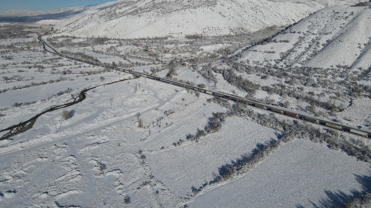 Erzincan- Erzurum karayolunda kaza nedeniyle uzun araç kuyruğu oluştu