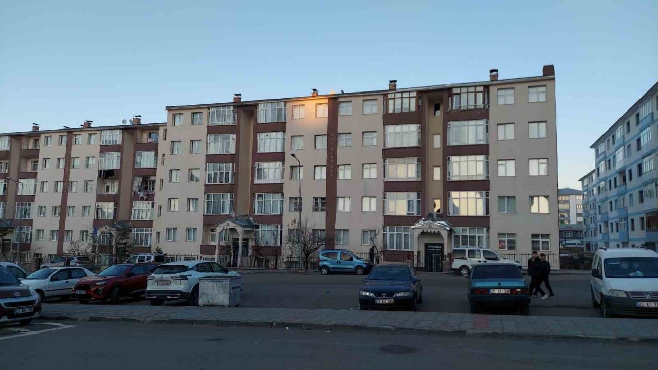 Erzurum’da Çatıdan Düşen Adam Hayatını Kaybetti