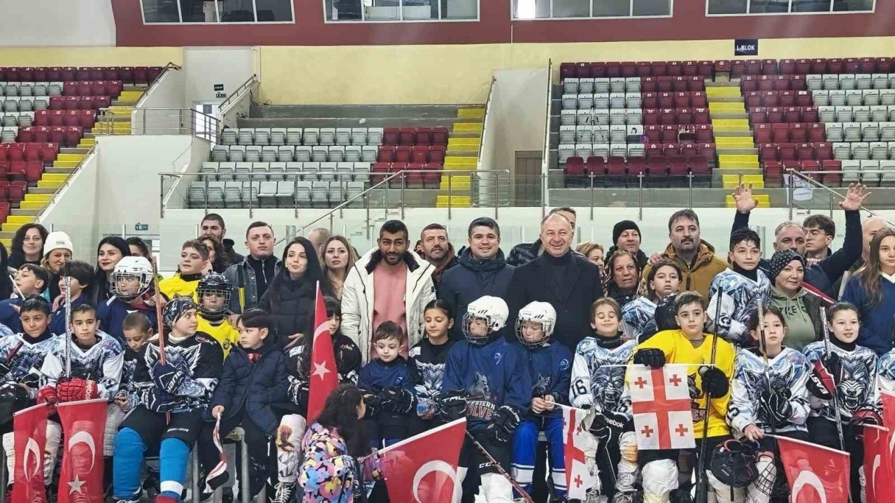 Erzurum’da Tarihi Buz Hokeyi Dostluk Kupası: Palandöken Akademi, Gürcistan Batumi'yi Ağırladı