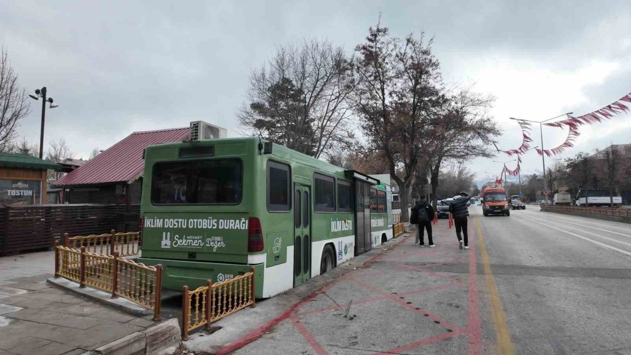 Erzurum’da Türkiye Birincisi "Geri Dönüşüm Temalı Otobüs Durağı" Açıldı
