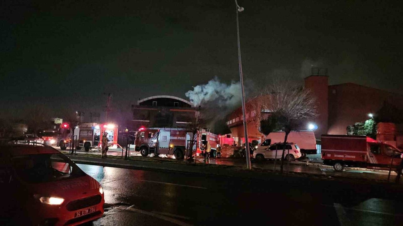 Esenyurt’taki fabrika yangını 6 saattir devam ediyor