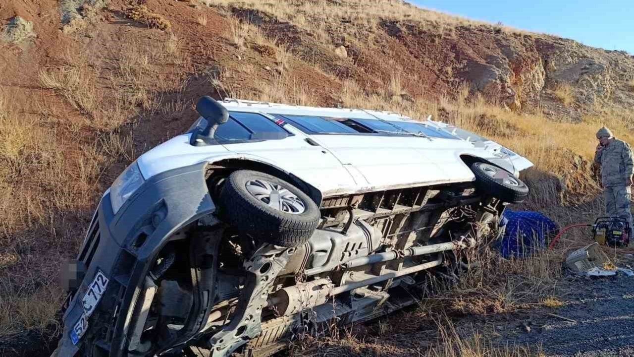 Horasan'da öğretmenleri taşıyan servis minibüsü devrildi: 7 yaralı