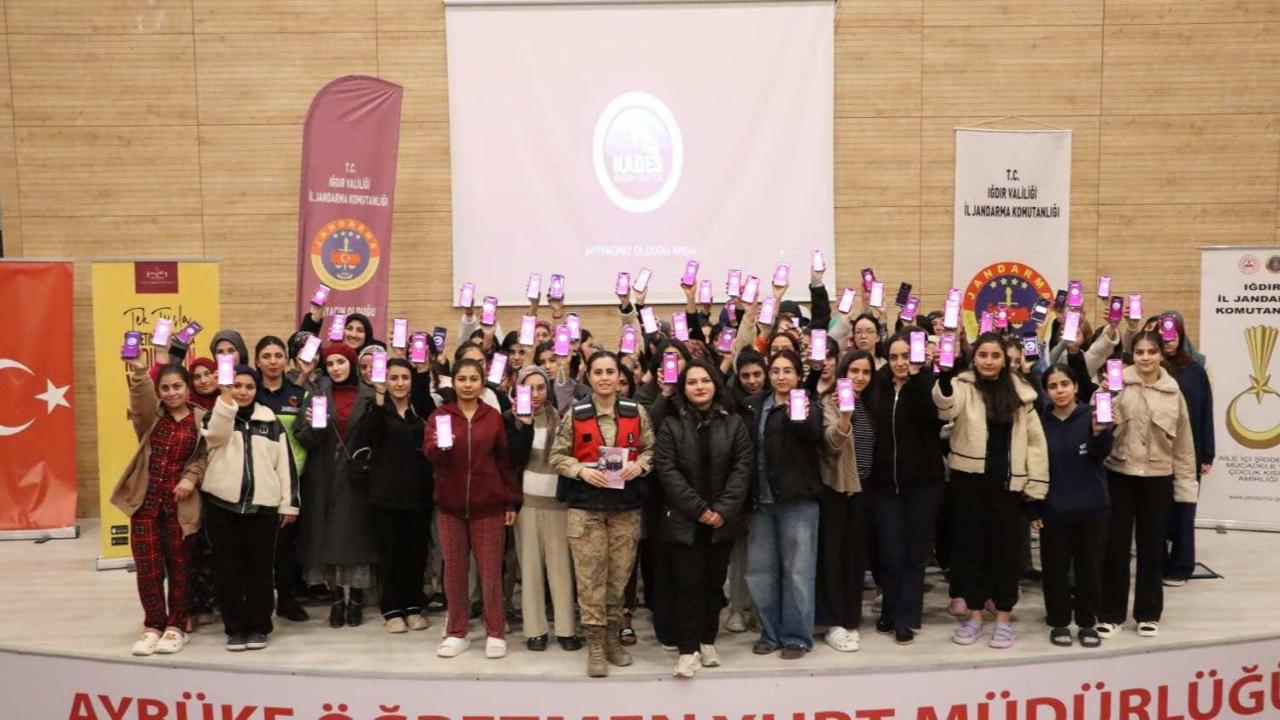 Iğdır Jandarma'dan Kız Öğrencilere KADES ve Şiddet Eğitimi