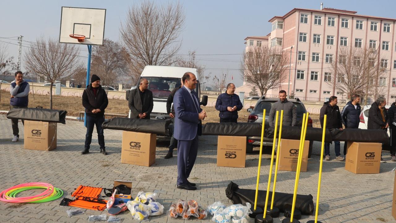 Iğdır'da 71 0rtaokuluna spor malzemesi dağıtıldı