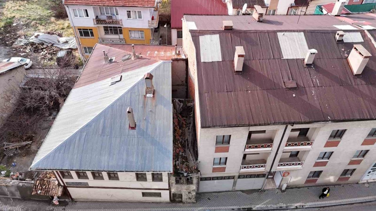 İki bina arasında sıkışan 2 metre enindeki metruk ev dikkat çekiyor