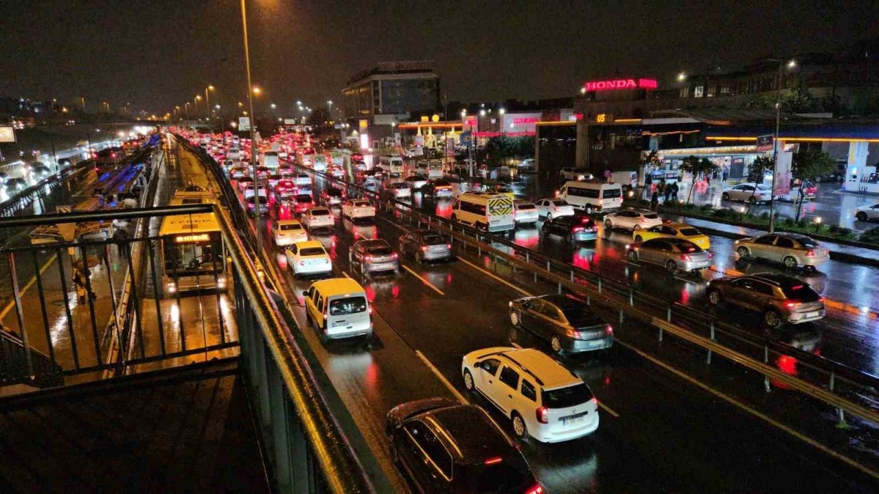 İstanbul’da yağışın da etkisiyle trafik durma noktasına geldi