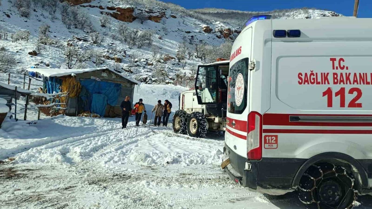Karla kapanan yollar aşıldı, 2 hasta sağlık ekiplerince hastaneye ulaştırıldı