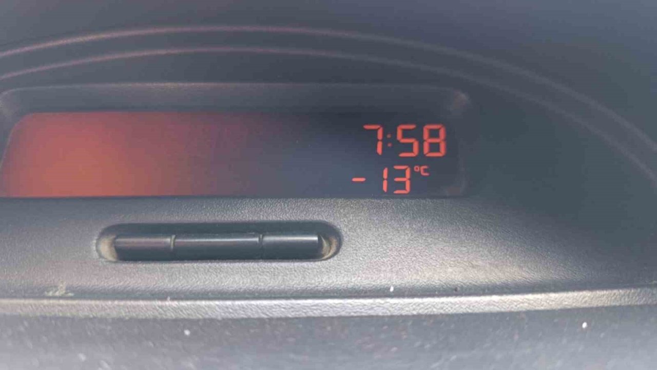 Kars'ta Dondurucu Soğuklar Hayatı Felç Etti: Termometreler -13 Dereceyi Gördü