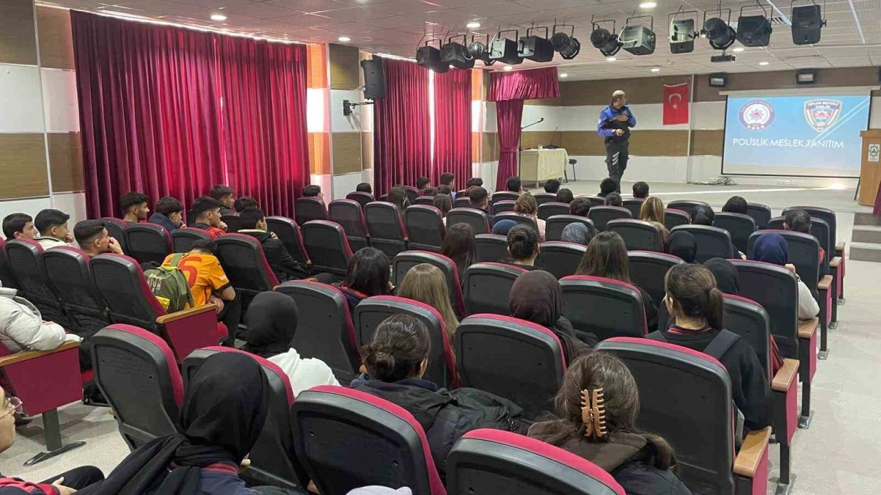 Kars'ta Liselilere Polislik Mesleği Tanıtıldı: Tercih Süreçleri ve Görev Alanları Anlatıldı