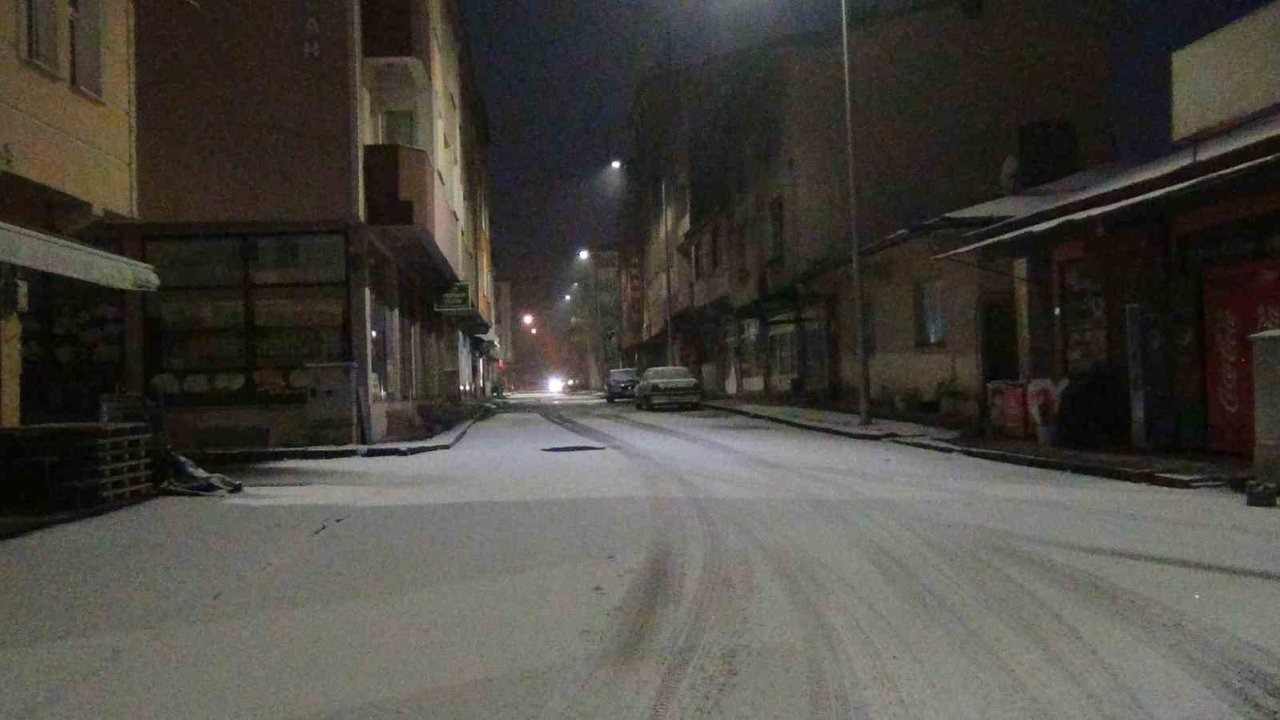 Kars’ta Uzun Zamandır Beklenen Kar Yağışı Başladı: Sıcaklık Eksi 10 Derece