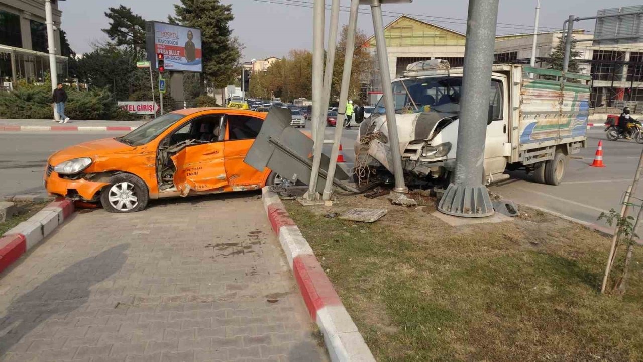 Malatya’da kamyonet ile ticari taksi çarpıştı: 2 yaralı