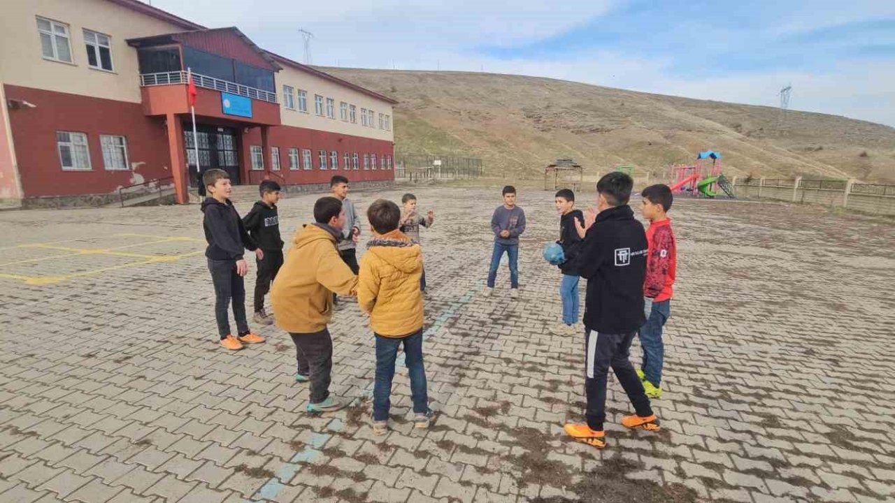 Muş’un Dağdibi Köyünde Geleneksel Oyunlar Yaşatılıyor: Çocuklar Teknolojiye Karşı Sokakta