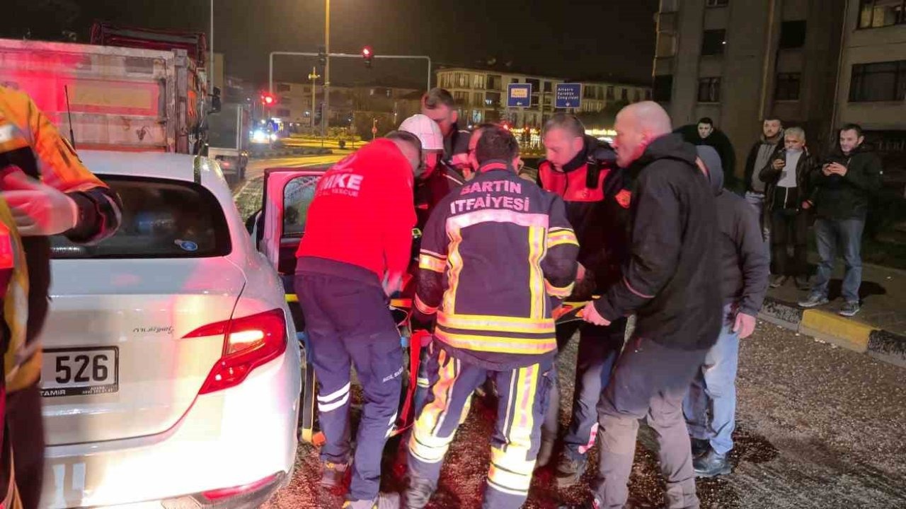 Otomobil tırın dorsesine saplandı:1 yaralı