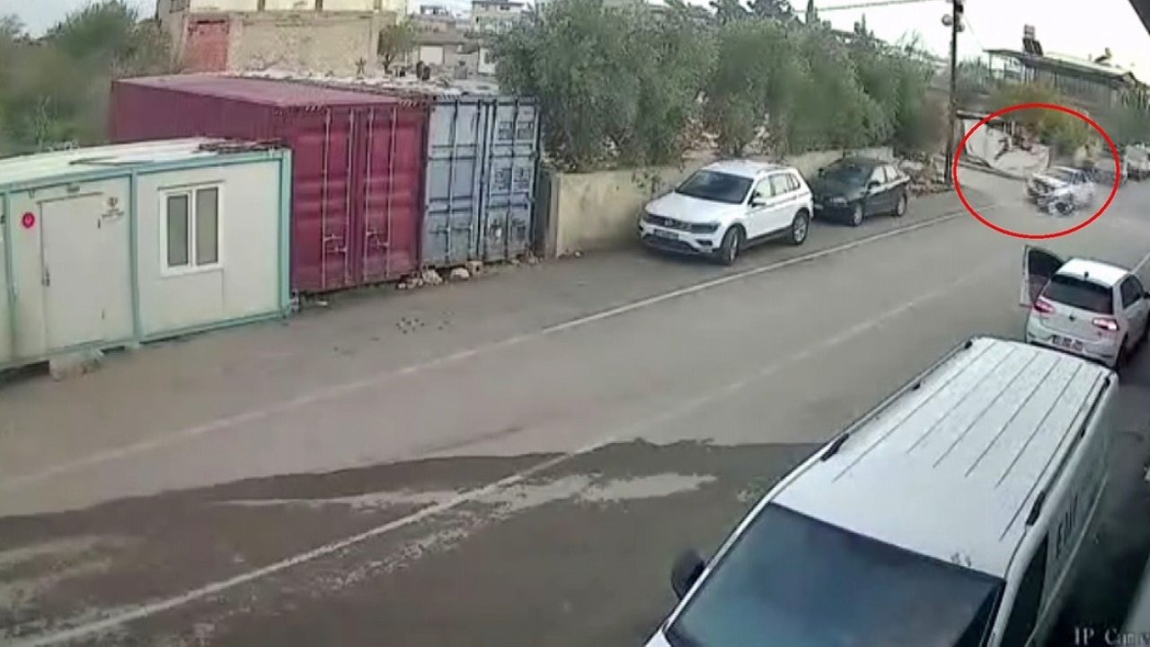 Otomobille çarpışan motosiklet sürücüsünün havada taklalar attığı anlar kamerada