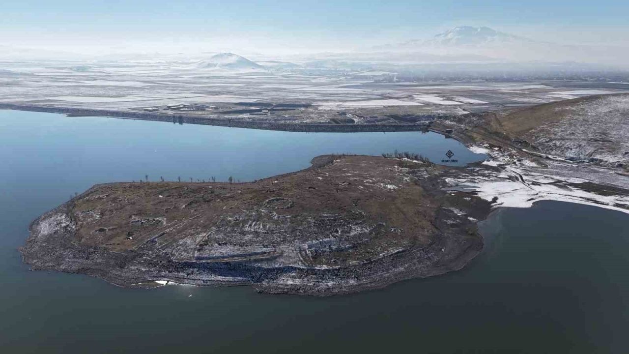 Patnos barajında kış güzelliği; Mavi ve beyazın buluşması