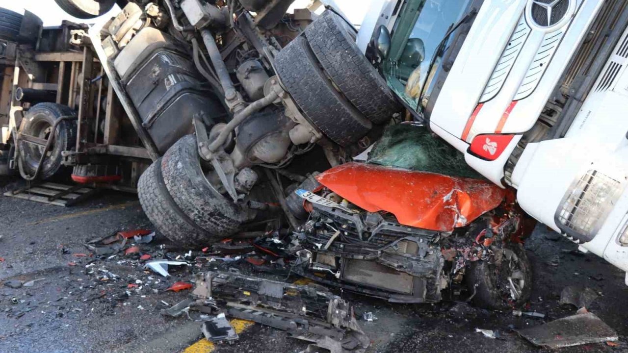 Posof Ilgar Dağı'nda Zincirleme Kaza: Gizli Buzlanma Sebebiyle 1 Yaralı