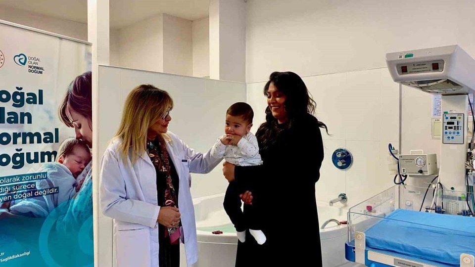Suda Doğum Yöntemine Yoğun İlgi: 'Ağrı Algısını Azaltıyor'