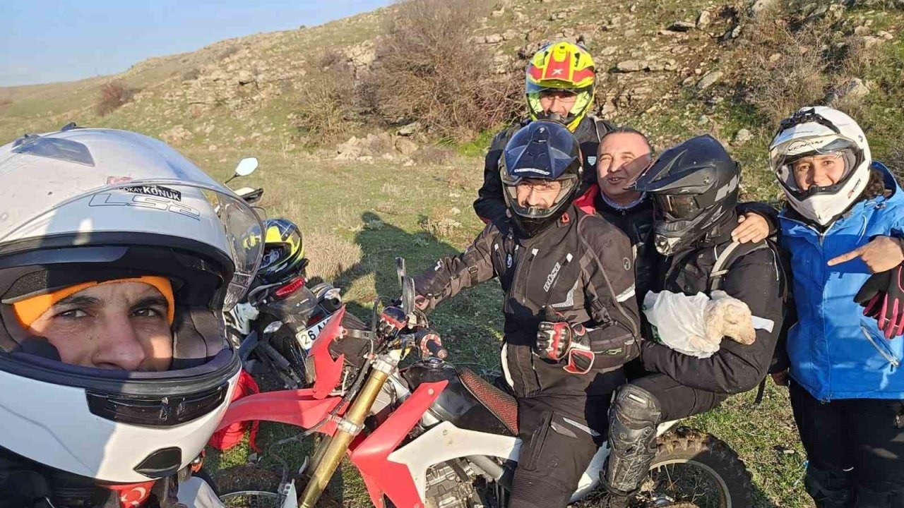 Tek başına buldukları yeni doğmuş kuzuyu 3 kilometre ötedeki annesi ile kavuşturdular