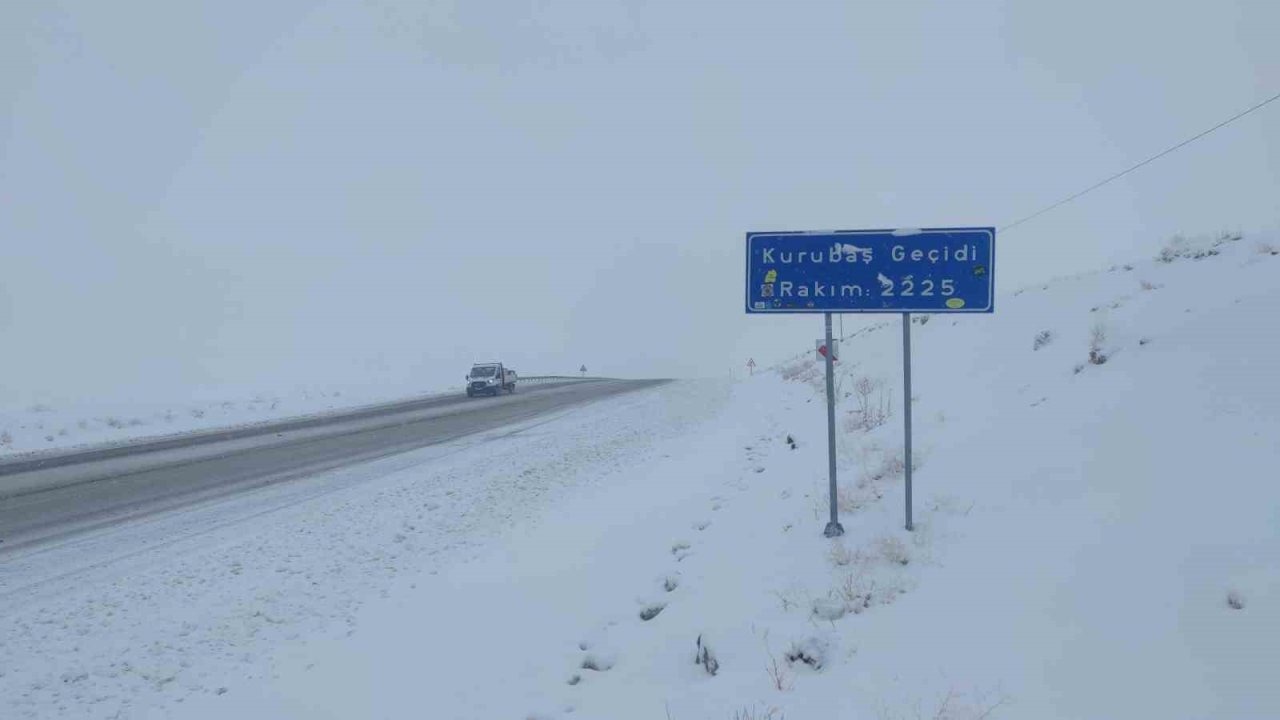 Van’da 102 yerleşim yerinin yolu ulaşıma kapandı