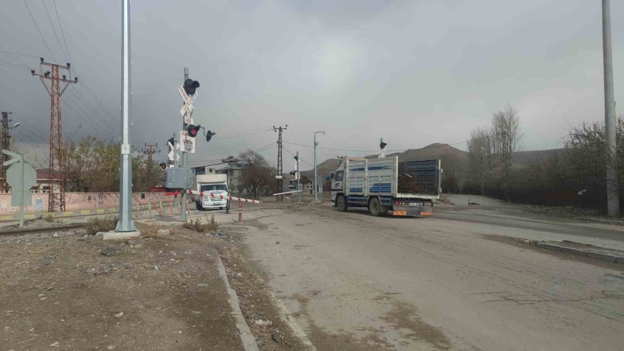 Van'da Hemzemin Geçit Arızası Trafiği Felç Etti: Uzun Araç Kuyrukları Oluştu