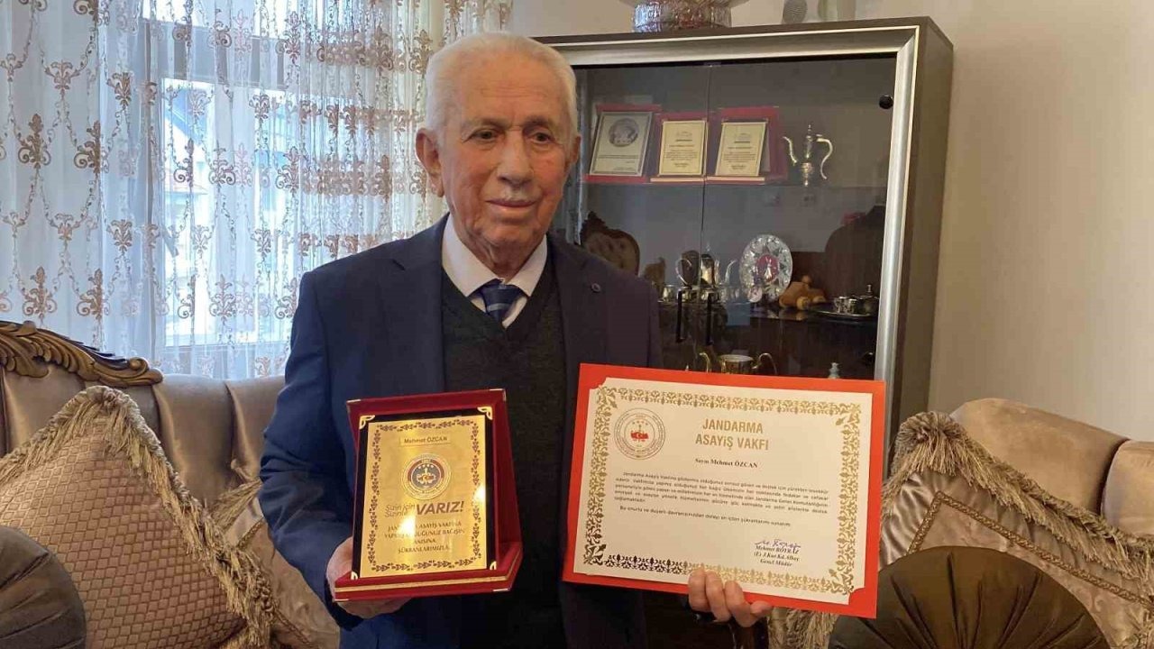 Yaşlı adam son birikimi olan 10 Cumhuriyet altınını jandarmaya bağışladı