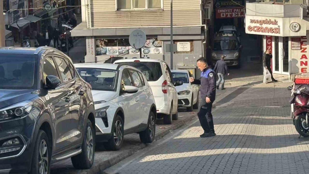Zabıtadan kaldırım işgali yapan sürücülere ceza