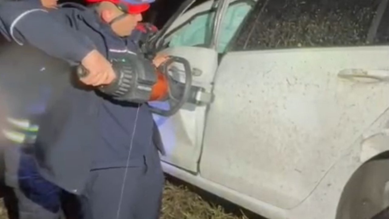 Adana’da şarampole yuvarlanan otomobildeki 2 kişi yaralandı