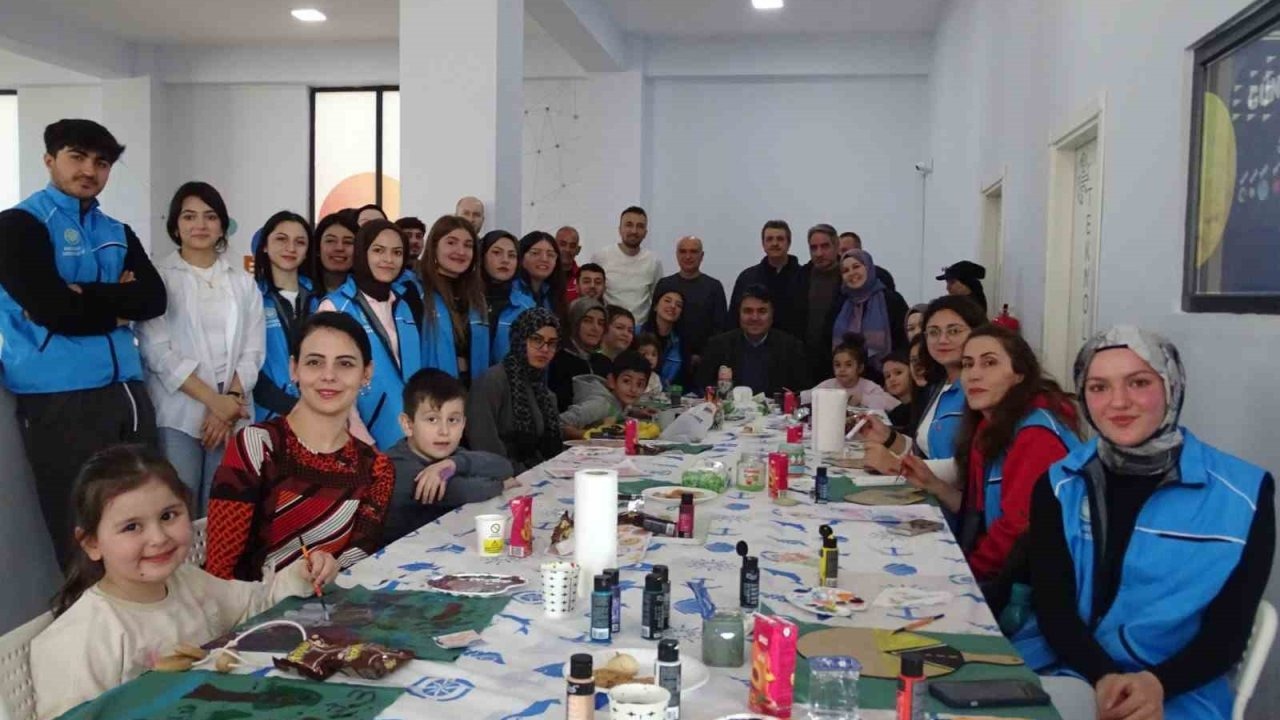 Ailece ahşap boyadılar