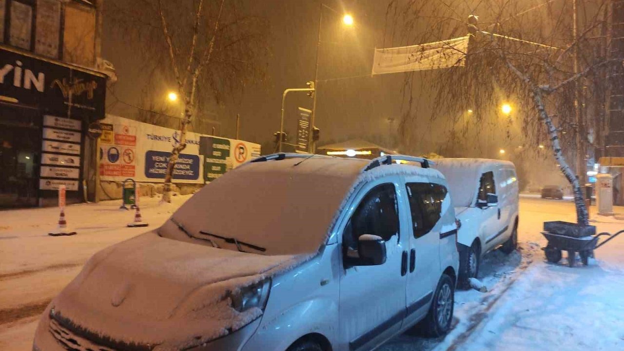 Ardahan Beyaza Büründü: Kar Yağışı Havayı Yumuşattı