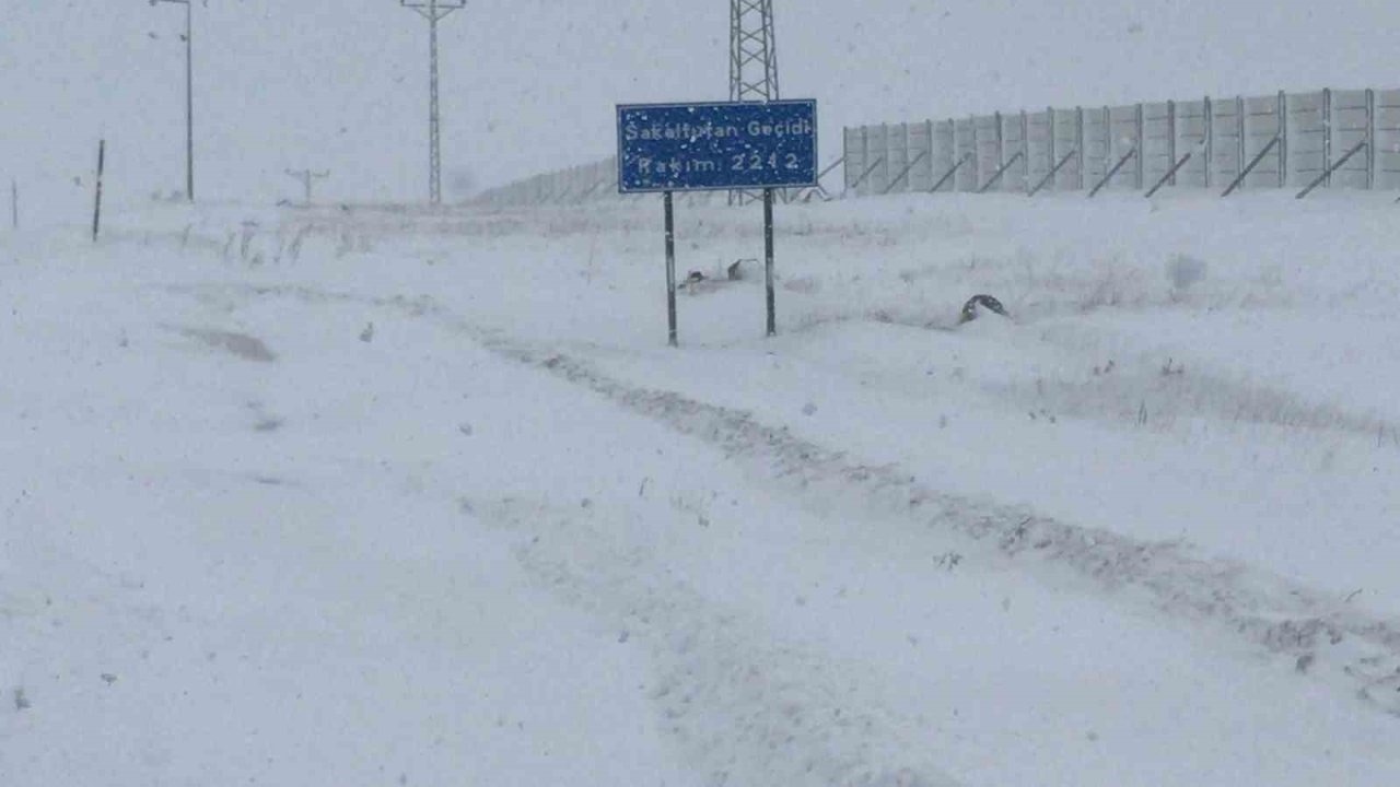 Ardahan’da Kar ve Tipi Geçit Vermiyor: Ilgar ve Sahara Geçitleri Kapandı